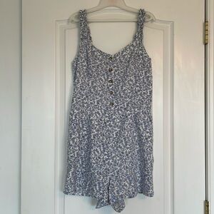 Hollister White and Blue Floral Romper Size Medium
